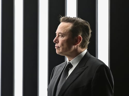 Elon Musk predice que trabajar será opcional en un futuro donde la IA y los robots harán “ricos a todos”