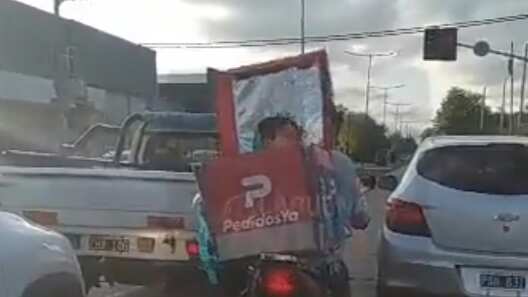 Niño en caja de delivery