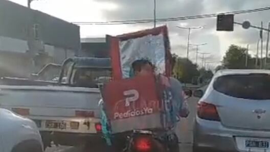 Niño en caja de delivery