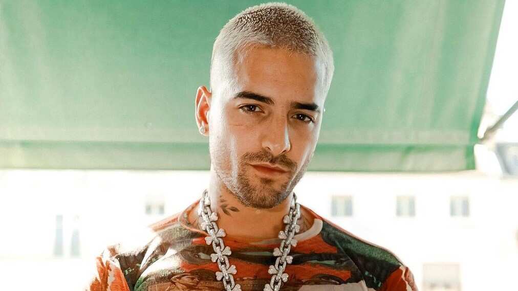 El cantante colombiano Maluma no se quedó callado y al ver que ambas peleaban decidió mandarlas a sacar del recinto.