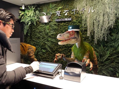 Conoce este hotel japonés llamado “Henn na” que es atendido por dinosaurios