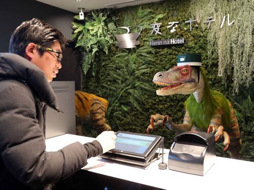 Conoce este hotel japonés llamado “Henn na” que es atendido por dinosaurios