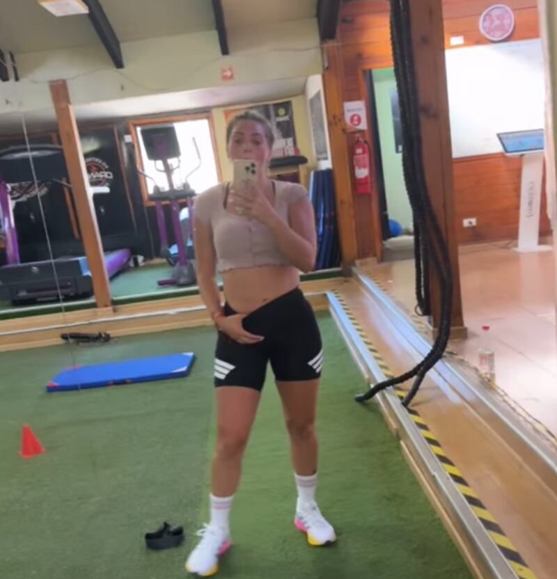 Faloon Larraguibel posa en gym en medio de la polémica de su desalojo.