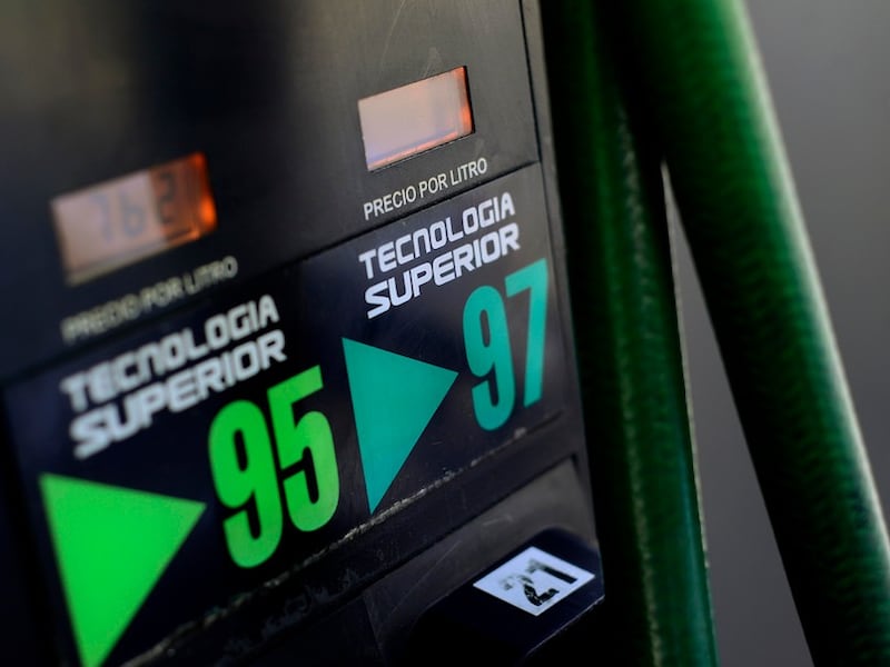 Alza no para: Precio de las bencinas tendrá nuevo incremento de $11,2 por litro