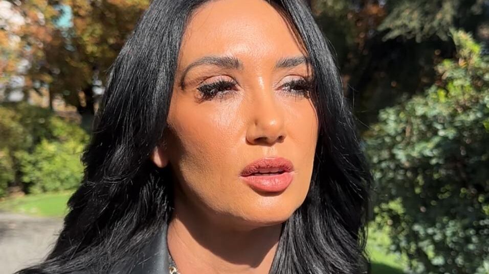En el mes de febrero Pamela Díaz sorprendió a sus compañeros de Hay que decirlo con una repentina paralización facial, que la obligó a salir de pantalla e irse de urgencia a una clínica. 
 Ahora, La Fiera contó a Publimetro que se deberá ausentar nuevamente, para realizarse un nuevo procedimiento quirúrgico, debido a la molestia que tiene en uno de sus implantes mamarios. 
“Tengo que operarme un pecho. Lo tengo encapsulado hace mucho tiempo y lo paso mal cuando entreno y hago cosas”, reveló a este medio durante la celebración de los 60 años de Cecilia Bolocco, evento que realizó en el Museo de la Moda, donde se exhiben sus vestidos más icónicos, 
Producto de esto, Díaz deberá ausentarse un tiempo, para concretar la operación. 
“Ahora me voy a dar un tiempo para mí, de acuerdo a lo que converse con el canal y eso lo sabré de aquí a un par de semanas”. 
Actualmente, Pamela se encuentra llena de proyectos laborales, como rostro de una conocida multitienda, y sus programas como Sin Editar, el cual transmite por Youtube. 
De hecho, habría sido esa misma sobrecarga laboral la que la llevó a tener un severo cuadro de estrés, el cual le produjo la parálisis. Sin embargo, reconoce que producto de todo su trabajo, tampoco ha tenido tiempo para realizarse un nuevo chequeo. 
“No he tenido mucho tiempo, ni siquiera para pensar eso. De hecho debería tomármelo más...(en serio)”, sentenció.
