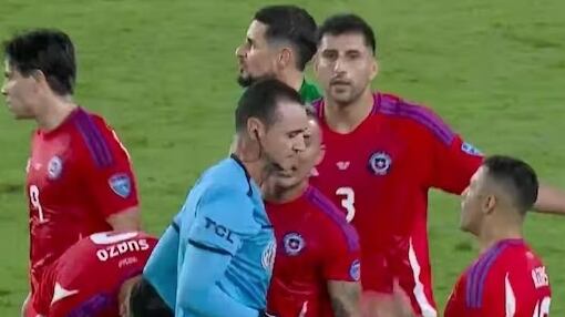 El árbitro colombiano expulsó al defensor chileno en el primer tiempo.