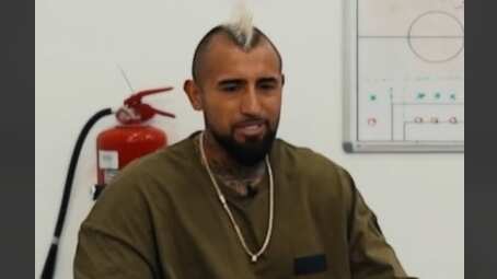 El mediocampista de Colo Colo reconoció en un streaming del argentino Ezzequiel que si no hubiese sido futbolista "estaría en la calle".