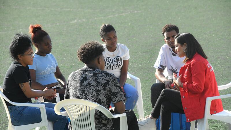 Alcaldesa de Las Condes recibe a atletas cubanos que piden refugio para integrarlos a nuevo plan deportivo