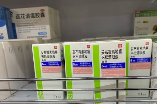 Alertan venta de medicamentos ilegales en malls chinos: detectaron fármacos sin autorización del ISP ni rotulación en español