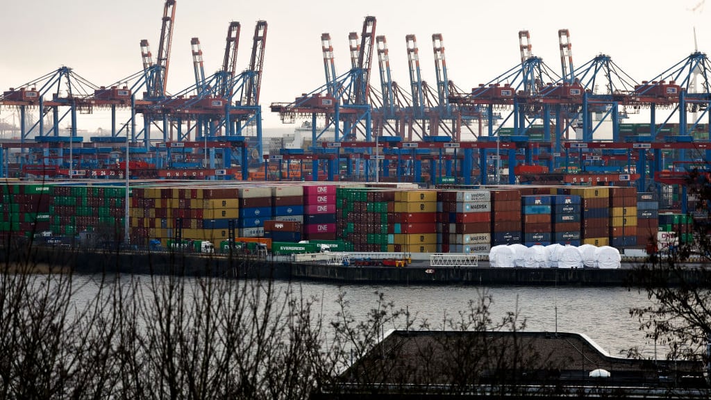 Aranceles. El presidente de Estados Unidos, Donald Trump ha reavivado las tensiones comerciales con la Unión Europea al anunciar su intención de imponer aranceles del 25% a todas las importaciones provenientes del bloque.