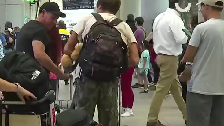 Extensas filas en aeropuerto en Santiago de Chile.