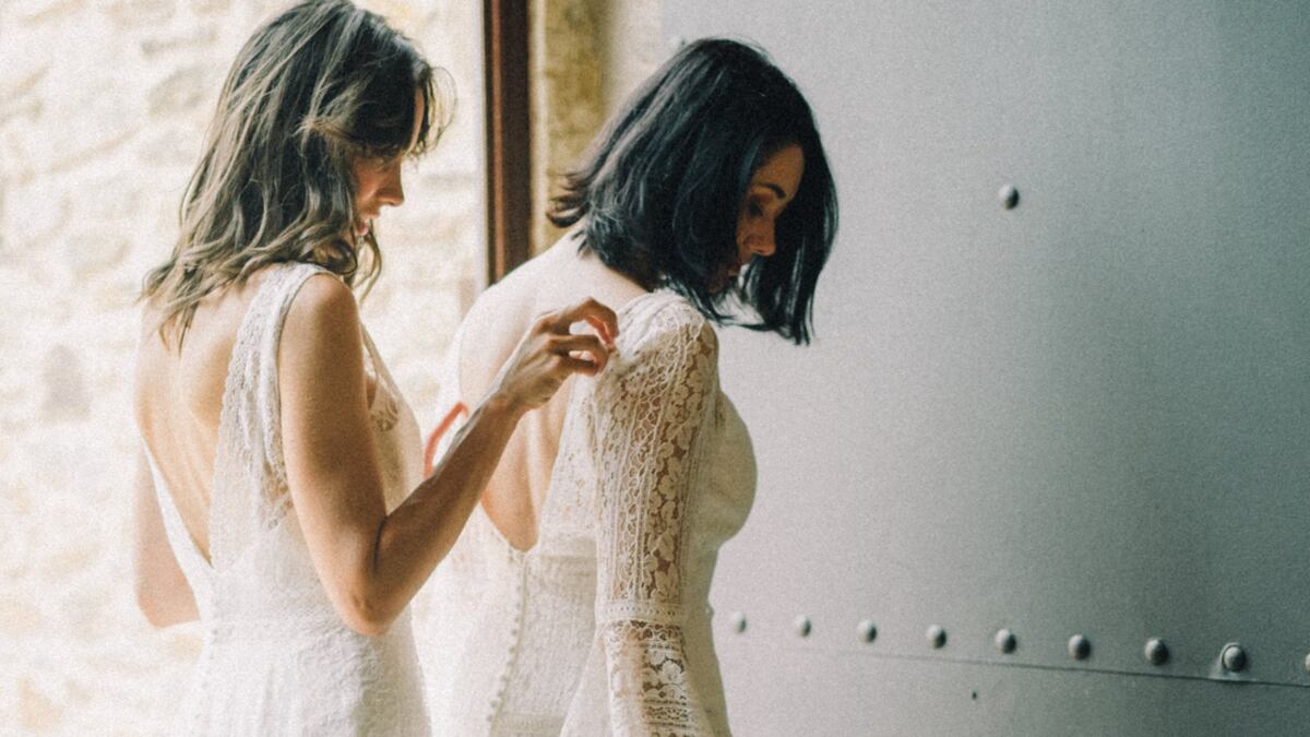 Mujer se Viraliza al probarse su Vestido de Novia