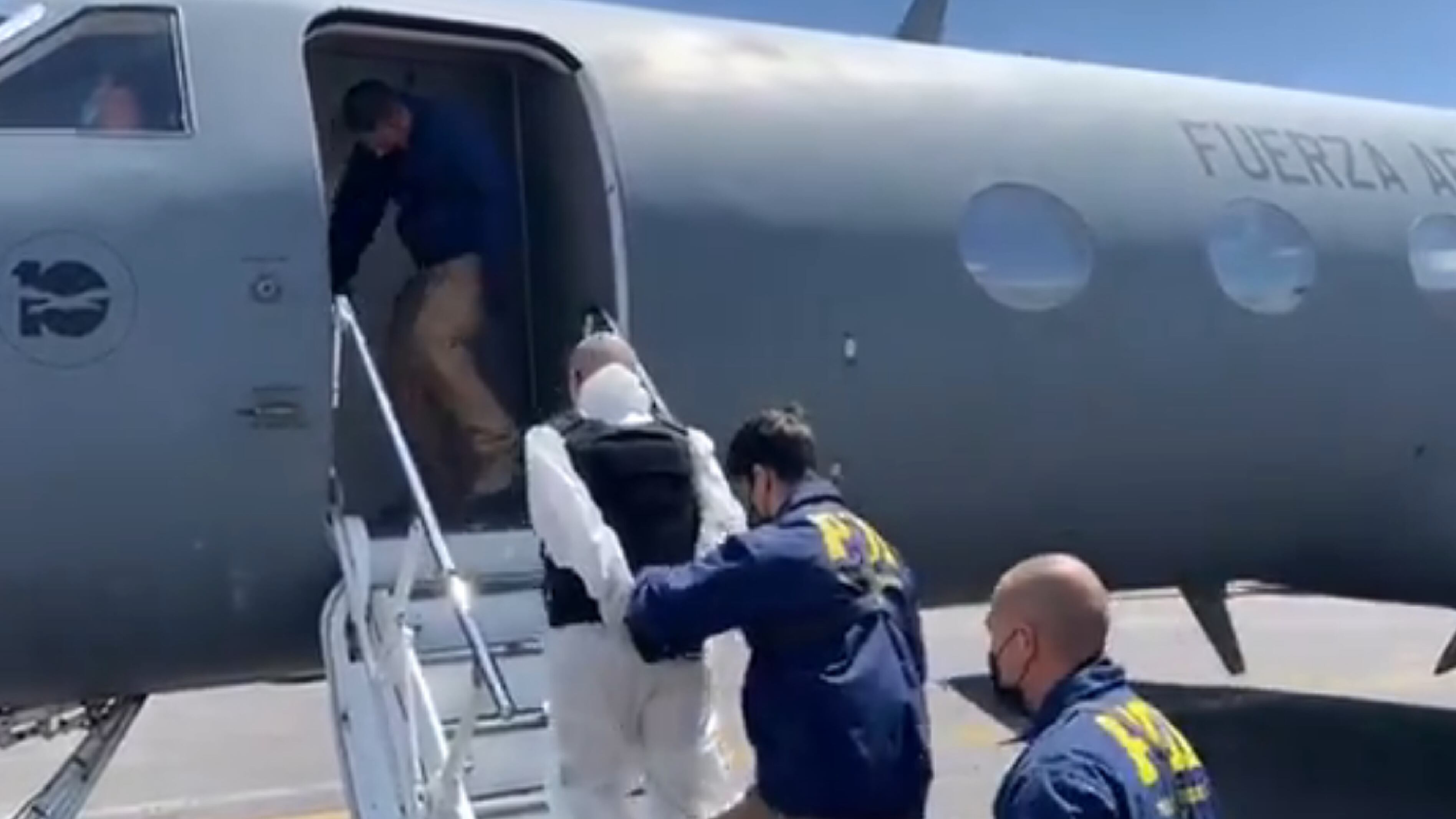 Raul Escobar Poblete abordando el avión.