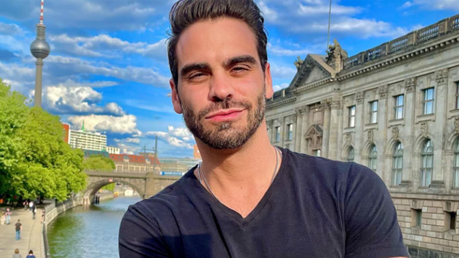 El guapo novio de Carmen Villalobos causa furor en las redes sociales.