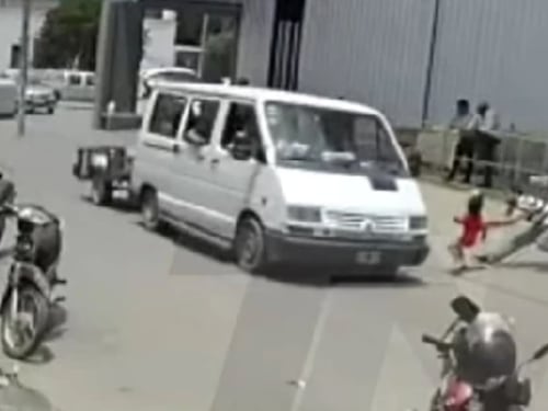 Este es un superhéroe de verdad: video de hombre que salvó a una niña de 4 años de ser atropellada