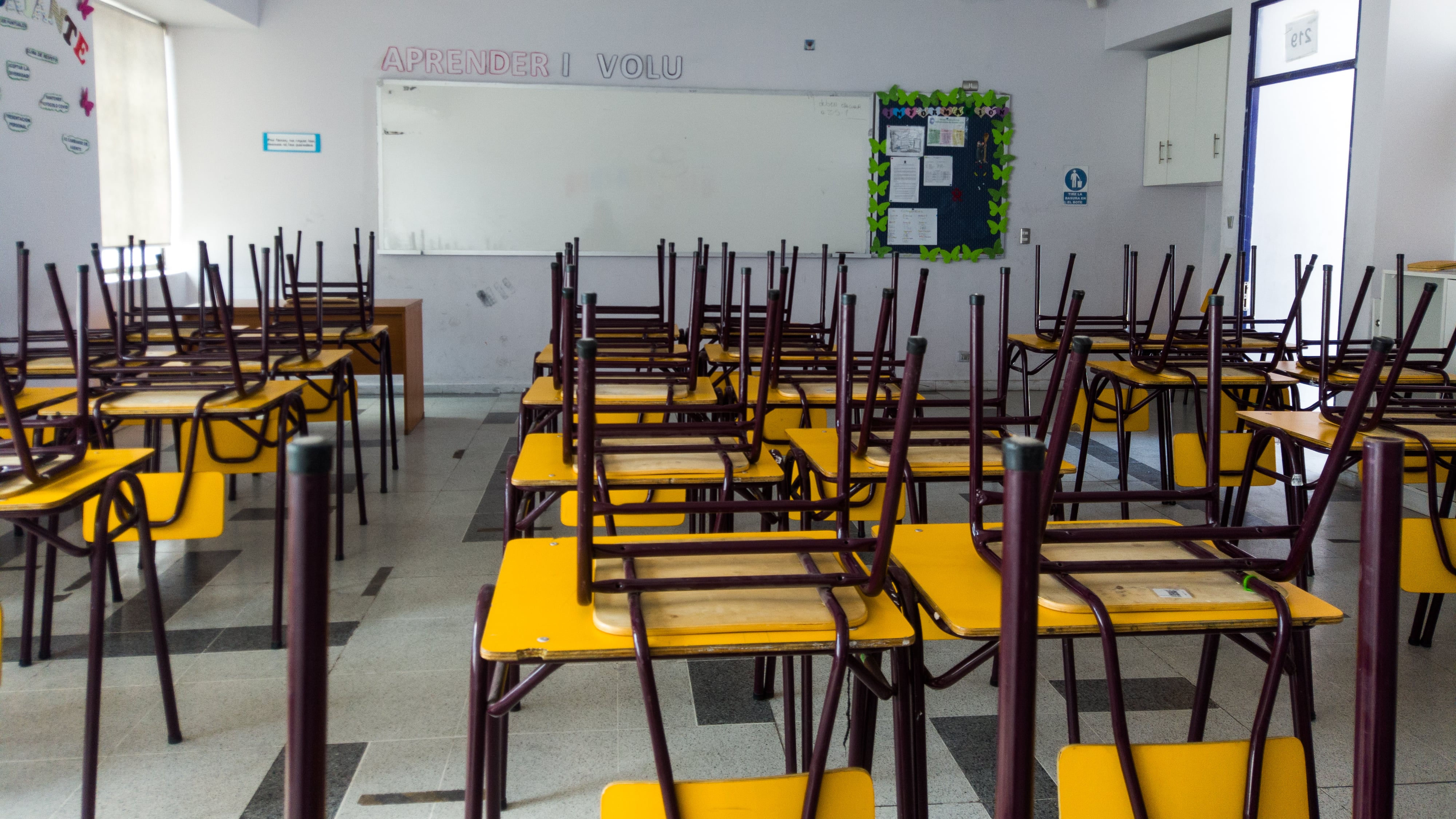 COPIAPO: Liceo Bicentenario Mercedes Fritis (Foto referencial) | 29 DE FEBRERO DE 2024 / COPIAPO
Interior de una sala de clases sin alumnos, y con sus sillas arribas de las mesas al interior de el Liceo Becentenario Mercedez Fritis de la comuna de Copiapó.
FOTO: KARL GRAWE / AGENCIA UNO
