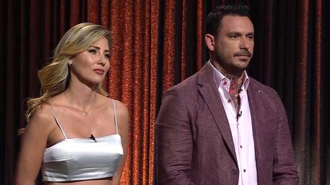 Invitados a Podemos Hablar, los exmaridos Mauricio Pinilla y Gissella Gallardo abordaron cómo es su actual relación tras separarse el año 2022, después de 20 años de casados, contando que salió el sol después de la tormenta y hoy en día están de lo más amigos, casi hermanos.
Así lo reveló la propia periodista, quien además confesó a que su exmarido lo va a apoyar toda la vida, porque es el padre de sus tres hijos.
Todo partió cuando comentaban el proceso cuando Pinilla decidió internarse en una clínica tras sentirse desconectado emocionalmente de su familia. Compleja situación que Gissella debió enfrentar y hacerse cargo de la familia, junto con el dolor por la muerte de su padre.
“Ha sido super difícil, la verdad, punto uno, porque en el fondo en uno de los momentos más difíciles de mi vida es el tema de mi papá, la enfermedad y después su muerte, es como que necesitay a alguien que que te sostenga y tenía que yo sostener a mis niños y aparte apoyar a Mauricio, que para mí es una preocupación, un tema, porque quiero que esté bien. Los niños crezcan con un papá sano emocionalmente, feliz, que disfrute la vida… pero, bueno aquí estamos, lo voy a apoyar toda mi vida, todo lo que pueda, lo que necesite y mientras se pueda”, contó de manera incondicional.
Además, agregó medio en broma medio en serio que actualmente, tienen una excelente relación “de hermanos”.
“Somos hermanos, no, amigos, no es que lo llamo, para contarle alguna cosita de alguien, ni él tampoco a mí. Somos muy buenos papás, según mi opinión y la verdad es que somos como hermanos….hacer trámites”, reveló.
“Dios me iluminó”
Respecto a su proceso personal, Pinilla contó cómo fue que decidió tratarse sicológicamente.
“Fue una decisión súper importante que tomé, efectivamente me sentía como desconectado de los lazos afectivos con mis niños, entré en una fuerte depresión, lo único que hacía era salir a trabajar y llegar a mi casa a encerrarme. No quería haber más gente… llegó el momento clave en el cual Dios me iluminó y me dijo ‘Mauro, de esta no vas a salir solo, asesórate con un especialista y tomé la decisión de internarme en una clínica’, que me diera el respaldo emocional y psicológico para poder salir de la situación que estaba”.