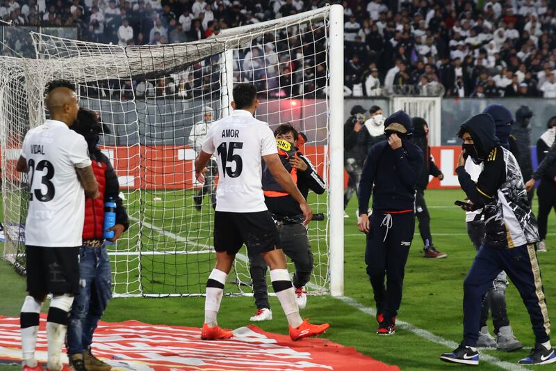 Atento Bucaramanga: Suspendieron Colo Colo vs Fortaleza por invasión de cancha y además reportaron 2 fallecidos