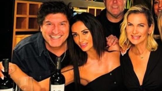 En entrevista con Iván Zamorano para su programa Sin Editar, Pamela Díaz recordó cuando las hizo de cupido para juntar a Bam Bam con su amiga argentina María Alberó, pero el exfutbolista se hizo el lindo, indicándole que no estaba tan interesado en conocer a la “alemanota”.
“La que te presentó a Alberó fui yo y yo insistí, porque no te gustaba la María”, desclasificó La Fiera.
“Este otro estaba triste (tras el quiebre con Eugenia Larraín), pero ya se le estaba pasando. Y le digo ‘sabís que te voy a a presentar una mina que te va a gustar. Va a ser una mina bacán pá voh’ y me dice ‘no, no me gusta. Es muy grande para mí, no es mi estilo’’”.
Pero, luego de conocerse se dio vuelta la situación, puesto que él reconoce que “ahí me enamoré altiro” al encontrarla diferente, pero ella se hizo la interesante y lo dejó en visto durante dos meses.
“No me pescó ni en bajada, nada. Se hizo la dificil como dos meses, hasta que apareció el látigo de la indiferencia”.
Según contó Zamorano, él estaba en España y la llamó por teléfono para decirle que le hubiese encantado haber viajado con ella. Pero a María Alberó no le gustaron esas románticas palabras.
Desde ahí, no la llamó más hasta que finalmente se reencontraron y no se separaron más, llevando 20 años juntos y 19 de casados, con dos hijos del matrimonio junto a Blu Dumay hija de la argentina.
Respecto a tener otro hijo, Bam Bam bromeó que “le damos todos los días, pero no sale el cuarto”.