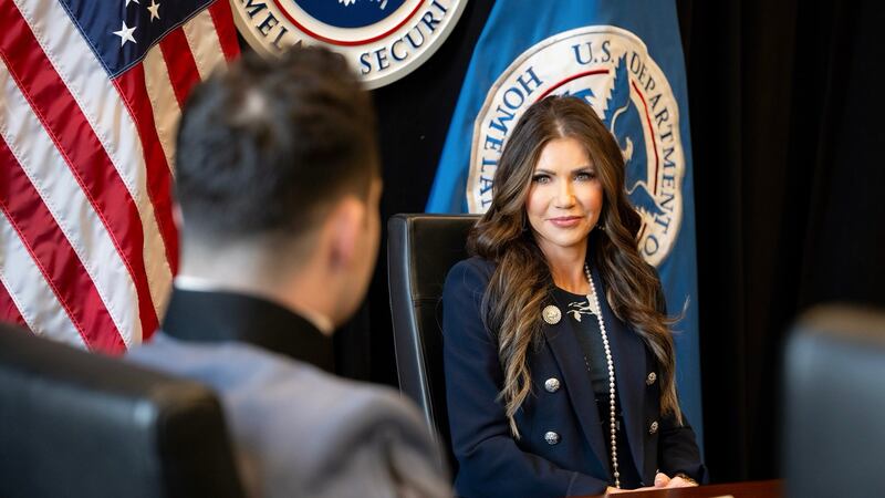 Chileno es detenido en Estados Unidos tras ser acusado de robar la cartera de la Secretaria de Seguridad del Gobierno de Trump