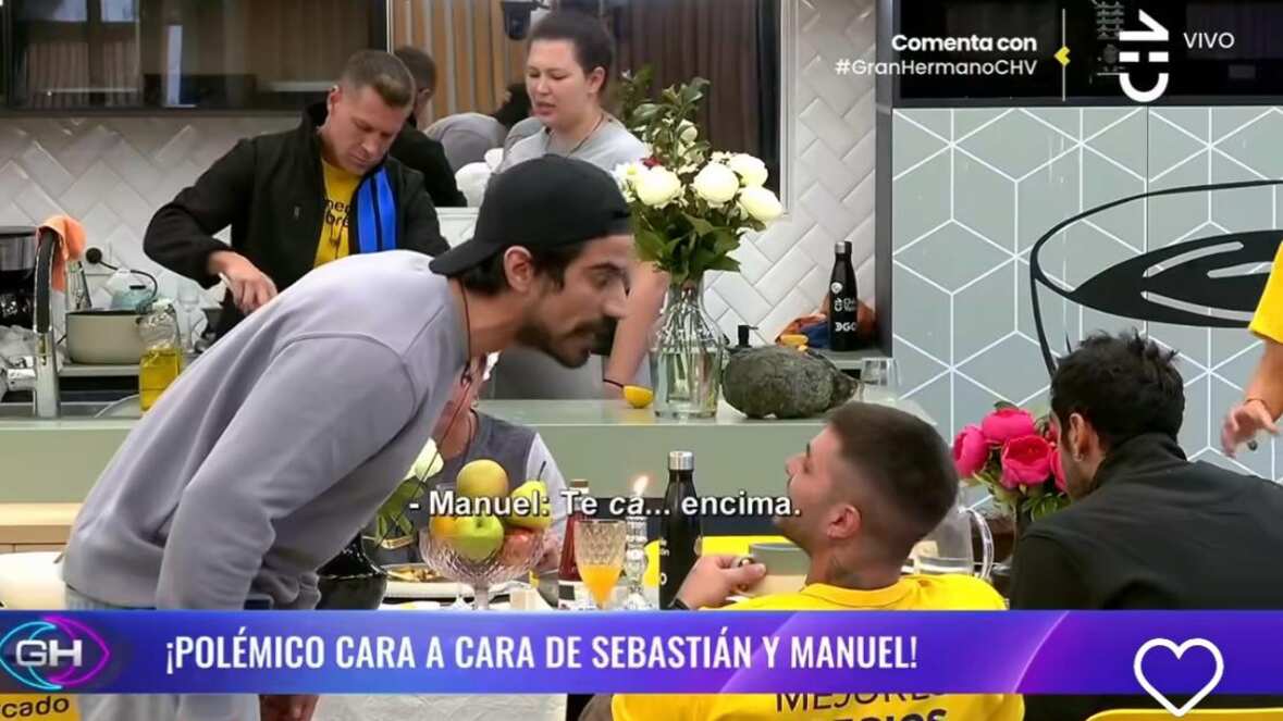 Una pelea nunca antes vista en Gran Hermano, escaló al punto de que uno de los involucrados lanzó dos vasos con agua a su adversario. Se trata del violento enfrentamiento que tuvo Sebastián Ramírez contra su compañero Manuel Napoli, luego que votara con él para que se fuera al sótano y perdiera las comodidades. 
Esto indignó a Ramírez y se lanzó en picada contra el italiano, a quien dedicó una serie de insultos de grueso calibre, solo superados por lo que Antonia Casanova le gritó días atrás a Michelle Carvalho, cuando le dijo “estúpida, te paso por el...”. 
El enojo de Tatán, fue que lo hayan votado porque se encontraba lesionado tras caer a la piscina. Su argumento es que el accidente lo sufrió puesto que no ha podido dormir bien, por culpa de los ruidos y malos olores de sus compañeros de habitación. 
Ahí, Manuel se acercó a escuchar lo que gritaba y lo encaró. Pero, eso solo aumentó la ira de Ramírez.
“Eres un maricón culi… no me dejaste dormir en toda la semana, maldito culi…”, le gritaba de la sala SUM. 
De ahí, incluso salió de la habitación y fue raudo hacia la cocina donde se puso frente a frente al italiano para continuar con los insultos, los cuales fueron ampliamente rechazados en redes.