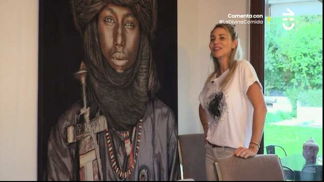 Gissella Gallardo abrió las puertas de su nueva y elegante casa al programa La Divina Comida de CHV, tras poner en arriendo la lujosa vivienda que compartía con Mauricio Pinilla en un exclusivo condominio Las Brisas de Chicureo, a un año de su mediática separación con el exfutbolista.
Fue así como la periodista y empresaria dio a conocer su nueva residencia, confesando que llevaba solo recién seis días habitándola al momento de la grabación.
“Son los primeros casi que la conocen, ni mi familia ha venido. Es la primicia de la primicia”, contó radiante.
En el recorrido, junto a la voz en off de Jani Dueñas, mostró su especial colección de libros de cada parte del mundo.
Gissella Gallardo mostró su nueva casa
“De cada lugar a donde voy o ciudad donde he vivido, me encanta comprar estos libros como recuerdo...Venecia, Dubai, Milán y Nueva York”, contó sonriente.
Tras enseñó un emotivo recuerdo de su padre, Jaime Gallardo, el querido Oso, quien falleció a comienzos de este año por problemas de salud.
“Tengo acá estas rosas que son del funeral de mi papá, que las sequé y después las voy a mandar a enmarcar (...) y esto es lo más importante, la mano de verdad con mi papá, uno o dos días antes de que él muriera”, contó respecto a una escultura en resina que realizó de su mano agarrada a la de su padre.
“Hicimos uno mi mamá, mi hermano, mi hermana, mi primo y yo. Todas nos quedaron distintas. La mía es la que quedó más unida porque yo le apretaba la mano para que no me la soltara”, recordó con emoción.
Finalmente, antes de terminar el recorrido mostró su lugar favorito de la casa, donde desarrolla un creativo y liberador pasatiempo junto a sus hijos: un estudio de pintura.
“Todavía no está listo, pero es mi rincón favorito porque acá voy a pintar con mis niños”, dijo mostrando los cuadros que han realizado en familia.
“Me hace muy bien pintar con ellos sobre todo. Este es mi rincón favorito, de conexión con mis niños y de paz y tranquilidad mental”, sentenció Gissella para luego pasar a cocinar.
Revisa su nueva casa aquí