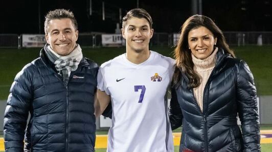 El periodista Fernando Solabarrieta se refirió a la decisión que tomó su hijo Nicolás de retirarse de su carrera como futbolista profesional, tras confesar que “mi carrera estuvo marcada un poco por el prejuicio. Se me cerraron puertas por ser yo, por ser hijo de”, contó al medio LUN.
Ante esto, el nuevo comentarista de CHV y los Juegos Panamericanos Santiago 2023, comentó su opinión a Publimetro, revelando que como padre le pareció una buena decisión.