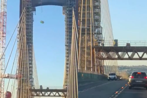 Quedó la embarrada en los carriles: baño químico se desploma sobre puente Centenario en Sevilla