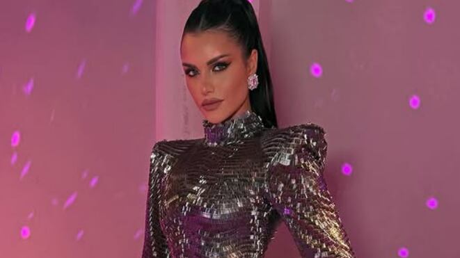 Emilia Dides en alfombra roja en Milán.