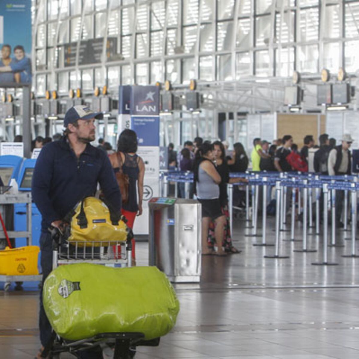 Huelga en Aeropuerto de Santiago afecta vuelos por Fiestas Patrias Huelga en Aeropuerto de Santiago afecta vuelos por Fiestas Patrias