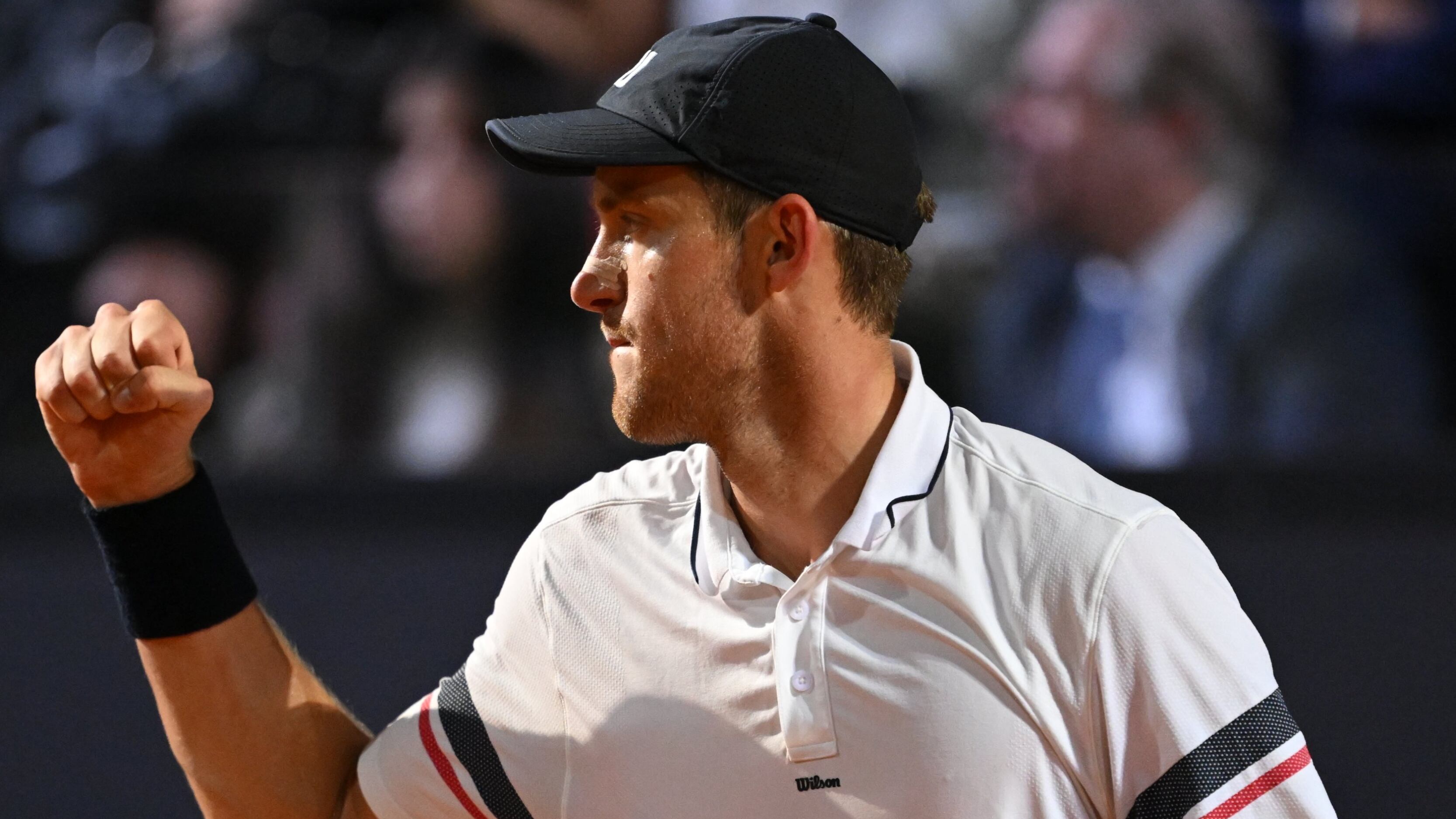 El tenista chileno clasificó a semifinales del Masters 1000 de Roma al vencer en tres sets al griego Tsitsipás.