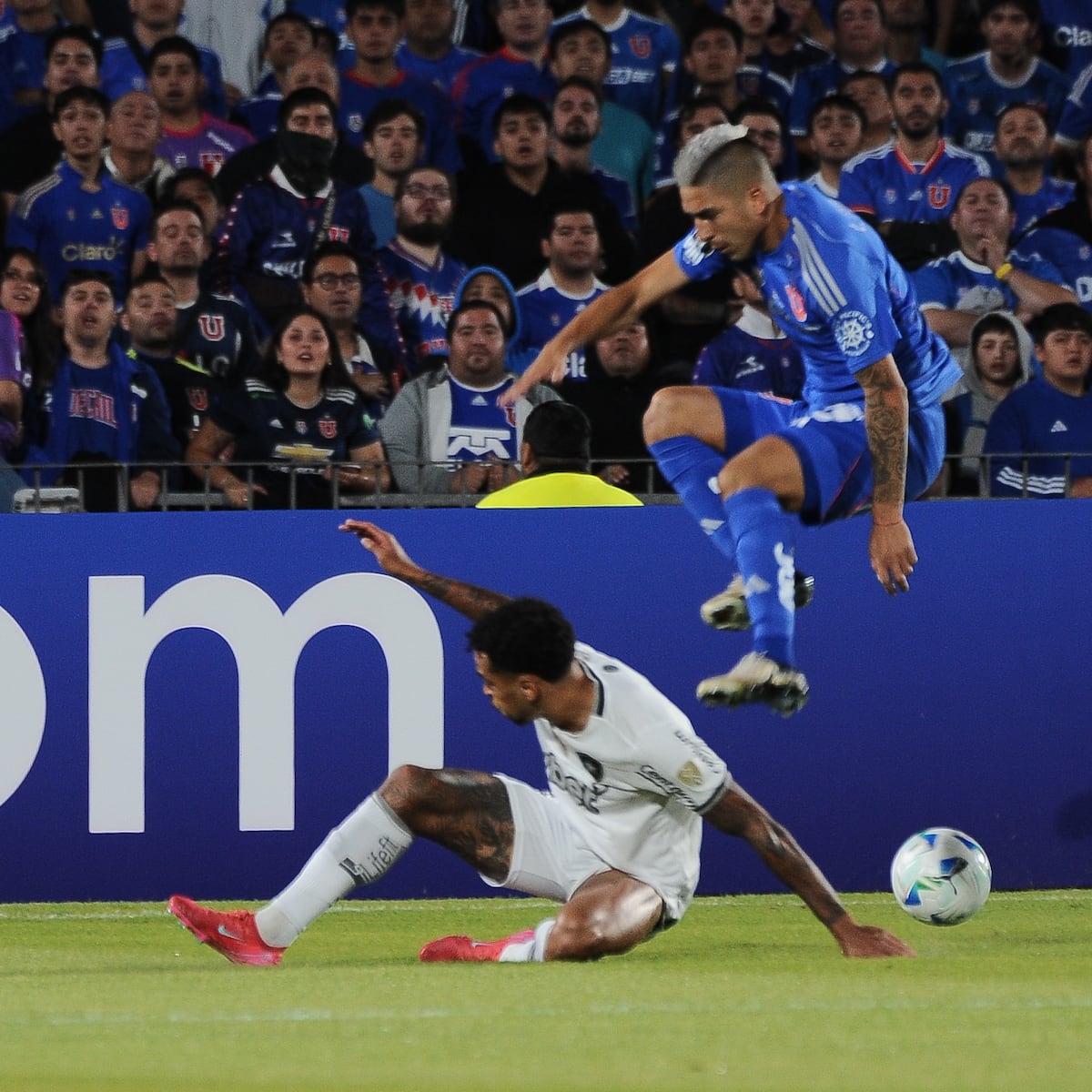 Álvarez brilla en triunfo de la U en Copa Libertadores Álvarez brilla en triunfo de la U en Copa Libertadores