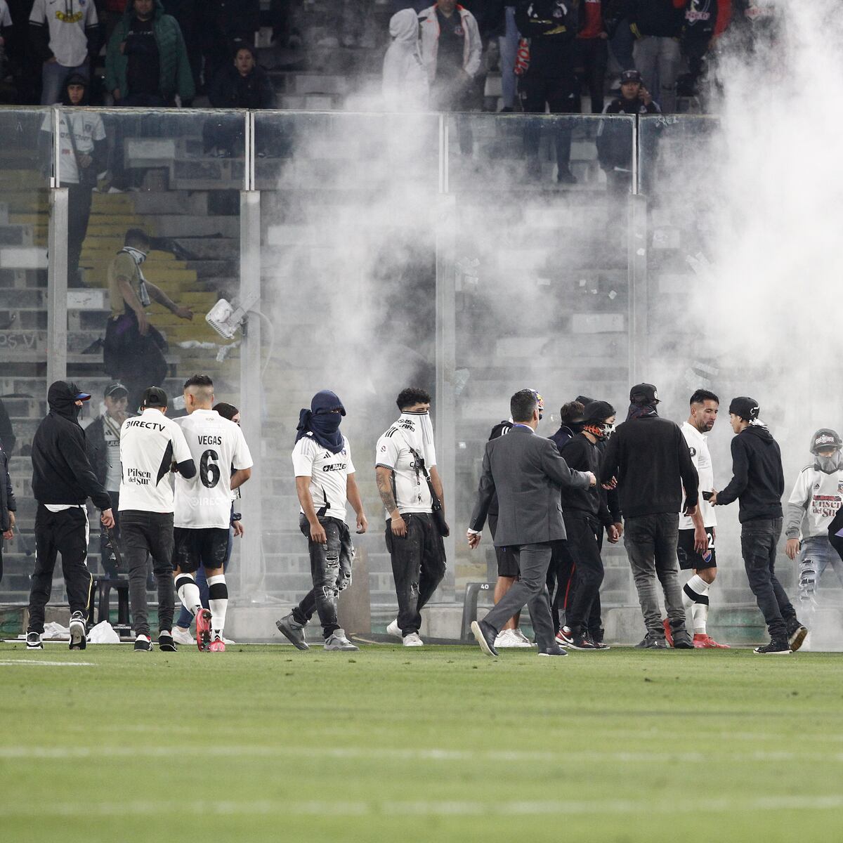 Hinchas albos invaden cancha y suspenden partido Hinchas albos invaden cancha y suspenden partido