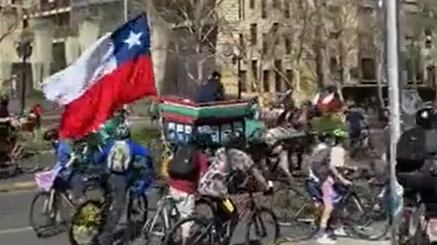 Carretoneros por el Rechazo atropellan a ciclistas por el Apruebo en Providencia