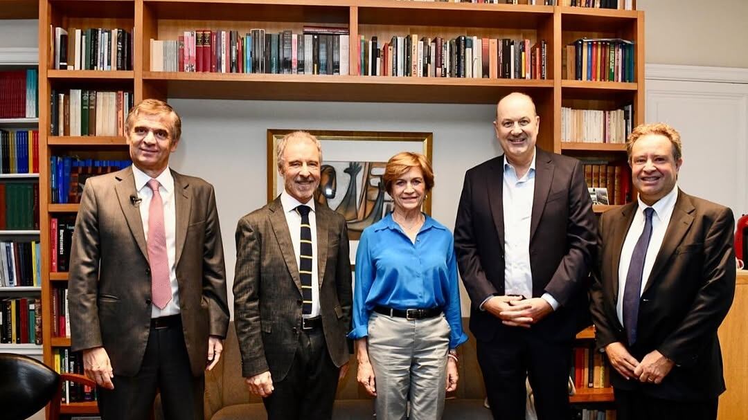 Evelyn Matthei junto al ministro de Desregulación y Transformación del Estado de Argentina, Federico Sturzenegger