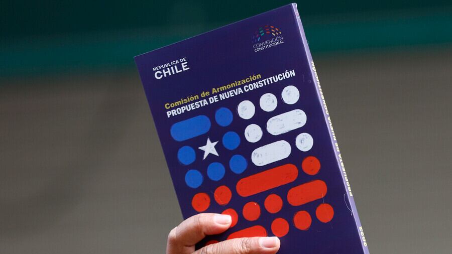 Declaran admisible querella contra el Gobierno por compra de ejemplares de propuesta de nueva Constitución