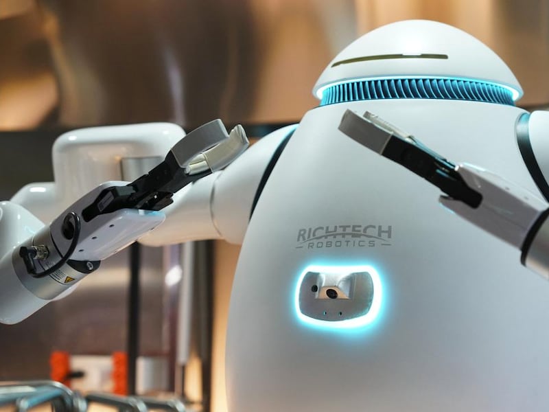 ‘Adam’ sigue ganándose la aprobación del público: El robot barista cautivó a todos en la exposición CES 2024