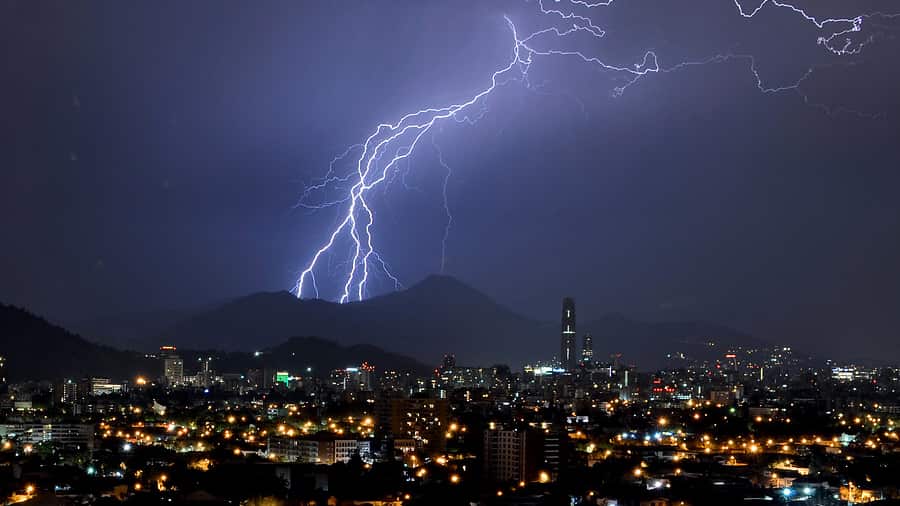 Onemi declaró alerta temprana preventiva para diez comunas de la región Metropolitana por tormentas eléctricas