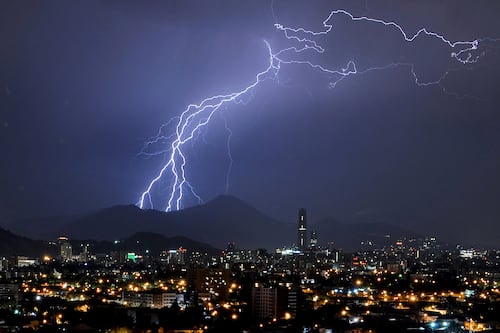 ¿Qué es Dana?: el fenómeno que transforma el clima en cuestión de horas...y que traerá lluvias a Santiago este jueves