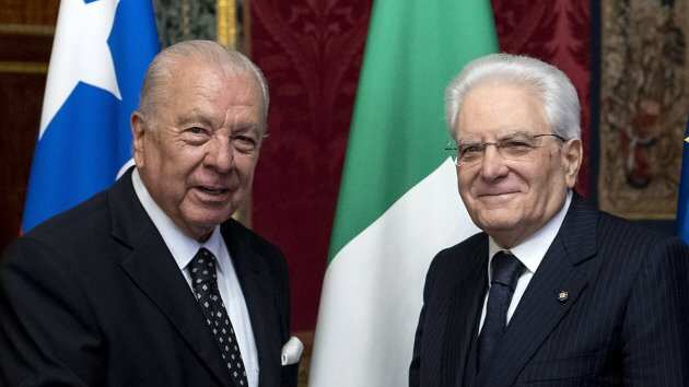 Sergio Romero (izquerda) cuando presentó sus cartas credenciales en Italia.