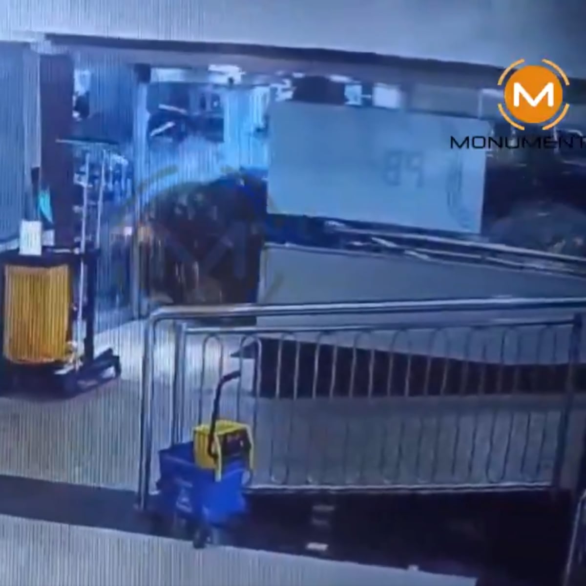 Accidente en centro comercial de Paraguay: auto se estrella y deja dos heridas Accidente en centro comercial de Paraguay: auto se estrella y deja dos heridas