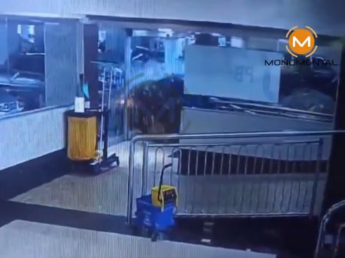Mujer estrelló su carro contra centro comercial y cayó sobre la escalera eléctrica