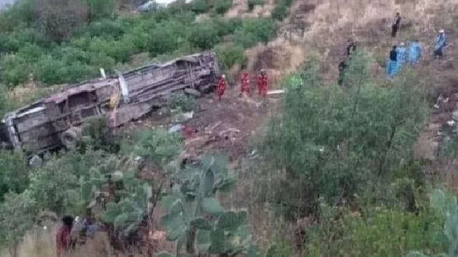 Un autobús de la empresa Molina Unión con destino a Ayacucho se volcó por una pendiente.