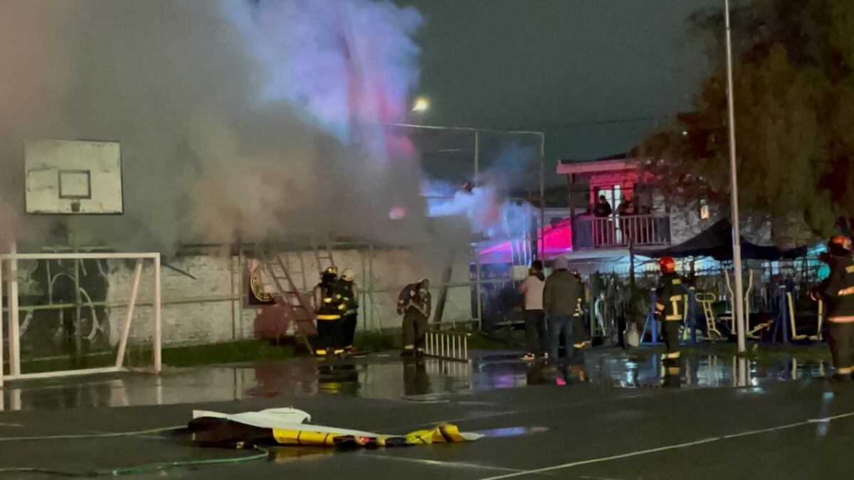 Incendio en vivienda de San Bernardo dejó tres personas fallecidas: serían miembros de grupo familiar