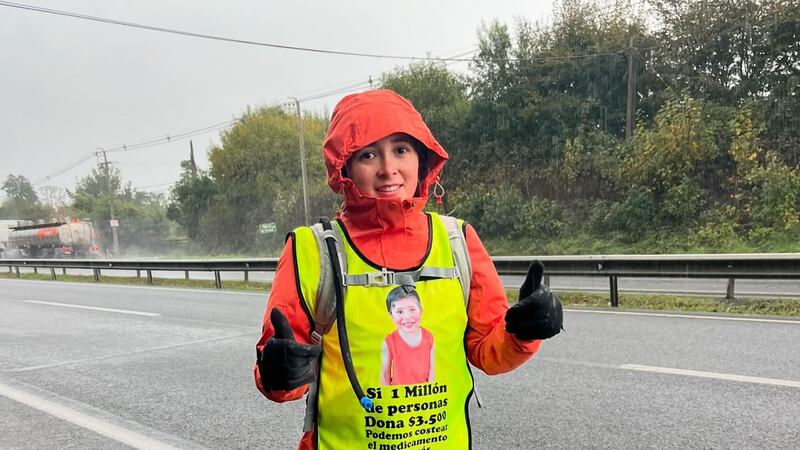 Mamá de Tomás Ross, que camina desde Chiloé a Santiago confirma que cuenta bancaria está operativa tras intento de fraude: han recaudado el 70% de la meta