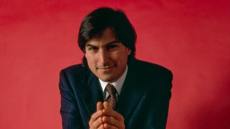 Un traje usado por Steve Jobs en un anuncio de Apple se va a subastar por bastante plata.