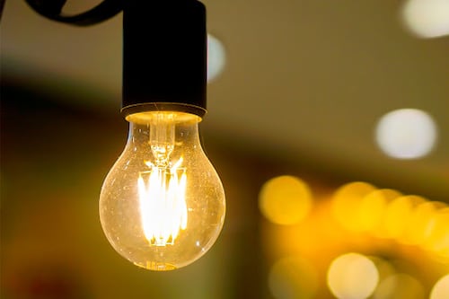 Gobierno oficializa devolución de cobros excesivos en las cuentas de la luz a partir del 1 de enero