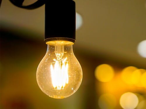 Gobierno oficializa devolución de cobros excesivos en las cuentas de la luz a partir del 1 de enero