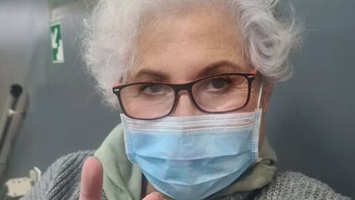 Hace solo dos días atrás la actriz Teresita Reyes compartió un esperanzador mensaje en sus redes, confirmando que se encontraba en casa tras haber sido intervenida por un carcinoma escamoso encapsulado. Pero, este jueves confirmó que el cáncer regresó. 
A través de un comunicado que compartió en su cuenta de Facebook, informó que comenzará con las quimioterapias.
“Amores: con la verdad y el corazón abierto. Lamentablemente, el cáncer volvió. Pero no pienso dejar que me gane. Hay que atacarlo con todo, y en eso estoy: con fuerza, con fe y con