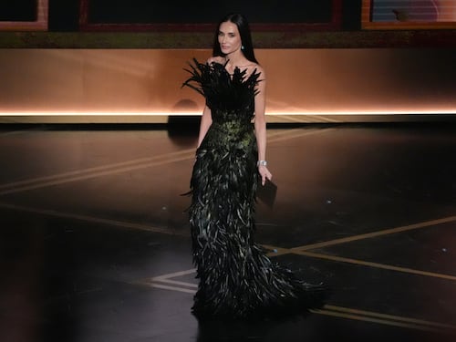 “Es vegana pero mata pájaros para vestir”: se lanzan contra Demi Moore por su look de plumas en los Óscar